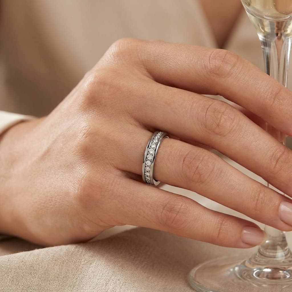 Aliança em Ouro Cravejada com Diamantes image